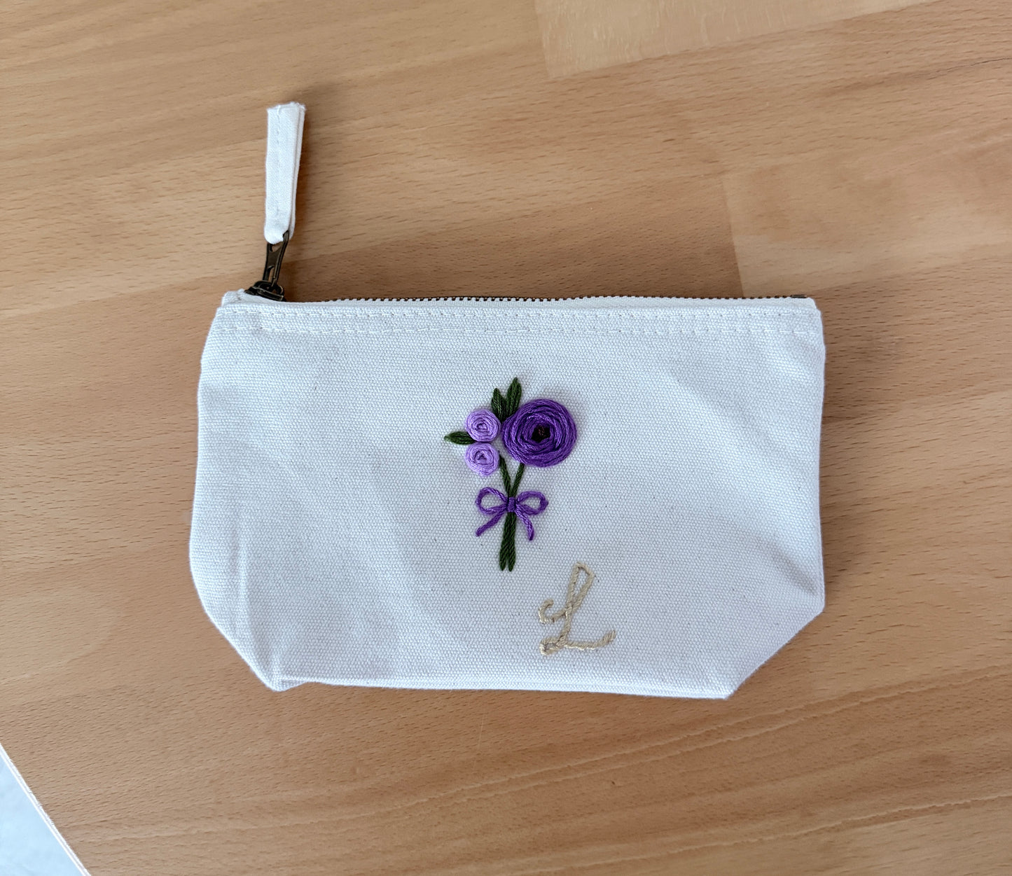 lila Handgestickte Kosmetiktasche S mit Rosen Schleife und Initial A–Z Unikat Geschenk