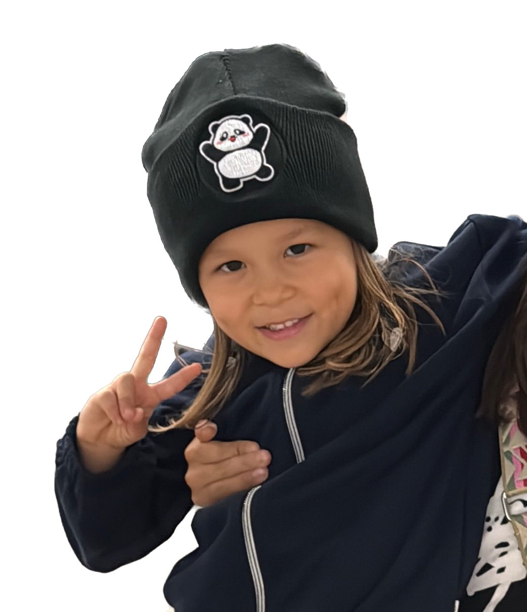 Panda Hug Beanie Schwarz – Warme Unisex Mütze für Kinder Schüler Damen