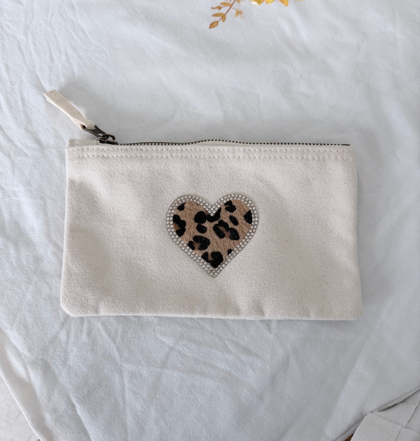 S Schminktasche Beige – Canvas Geldbörse mit Leo Herz Kunstfell & Strass Zipper Etui
