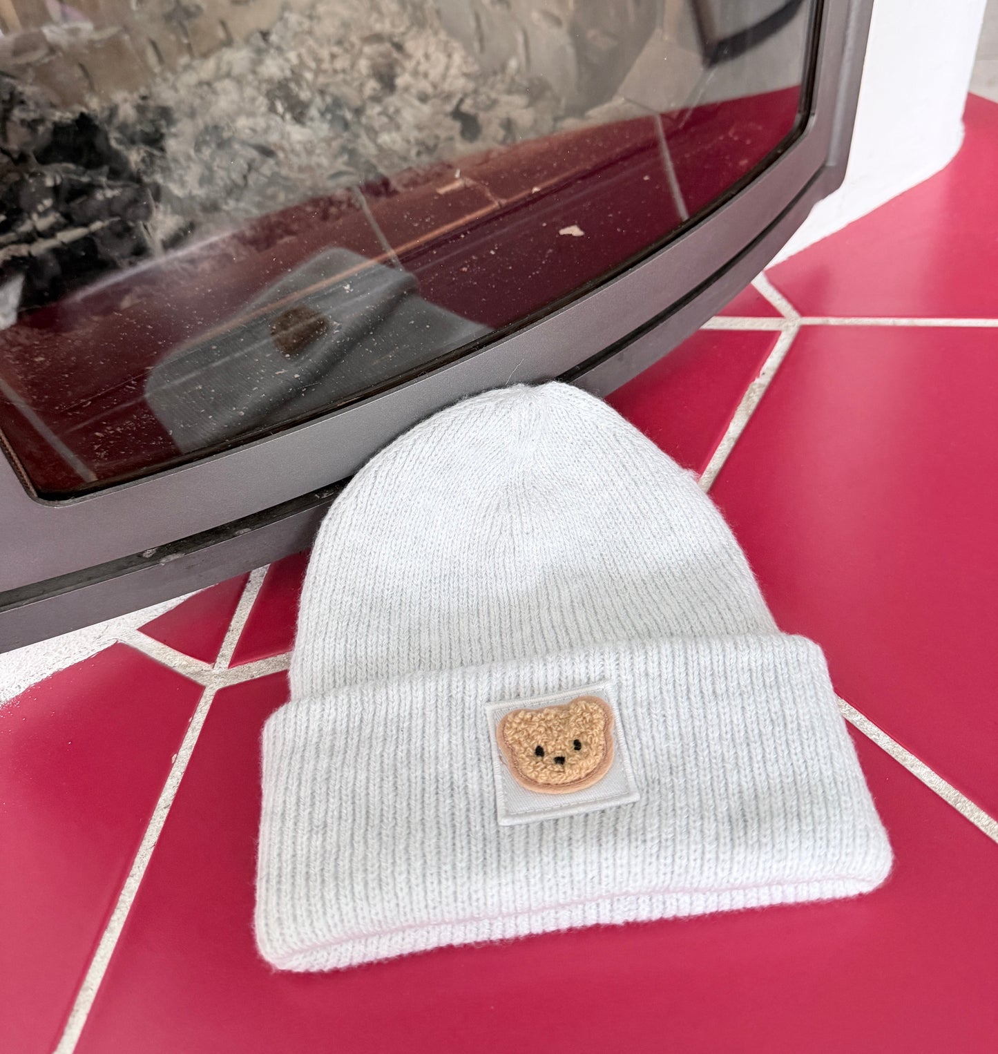Nachhaltige Kinder Beanie mit Teddy Bär Patch Mütze – Warm Weich, Rosa Grau, Handarbeit