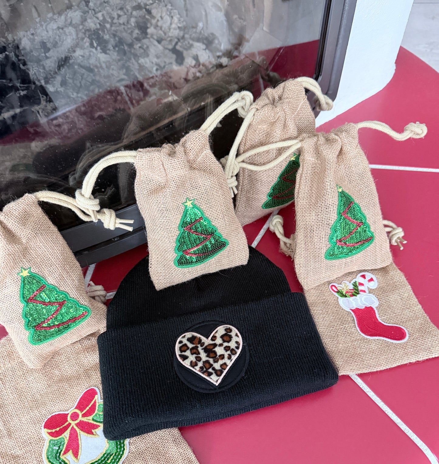 Beanie Schwarz mit Leo Herz – Damen & Teens Mütze warm & stylisch