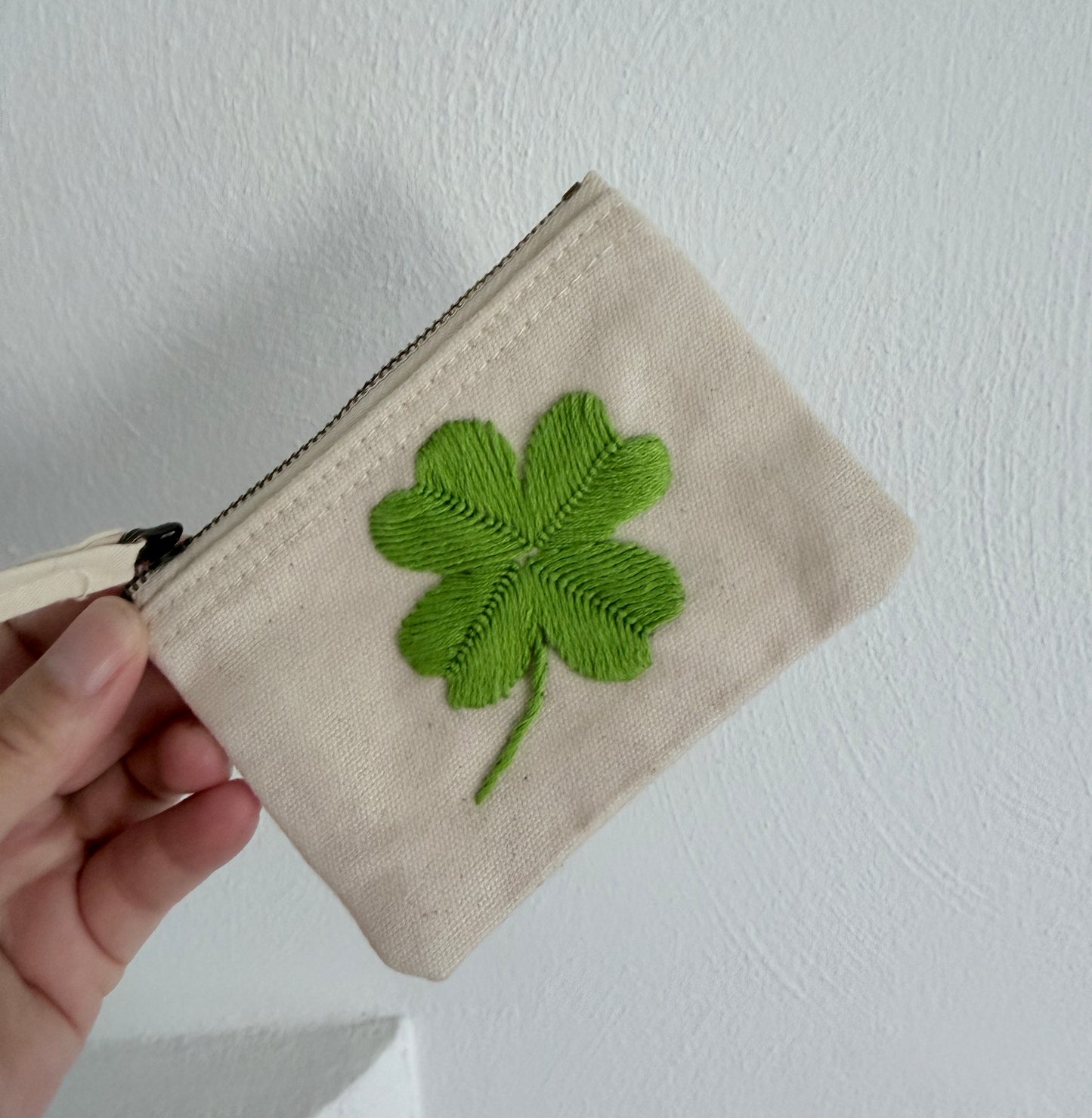 Handgestickte Baumwoll-Geldbörse XS – Glücksbringer Kleeblatt – Unikat & Geschenk