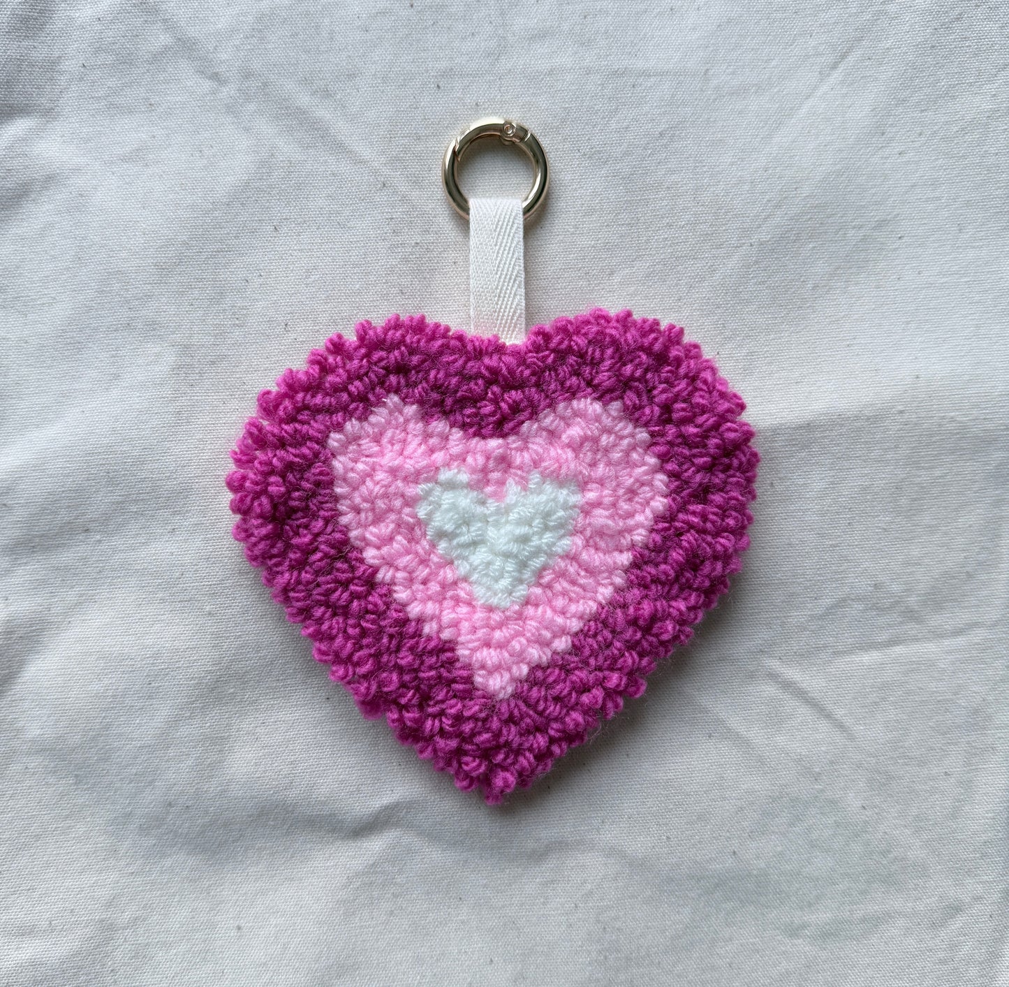 Taschen- & Schlüsselanhänger Punch Needle handmade Herz – Geschenkidee