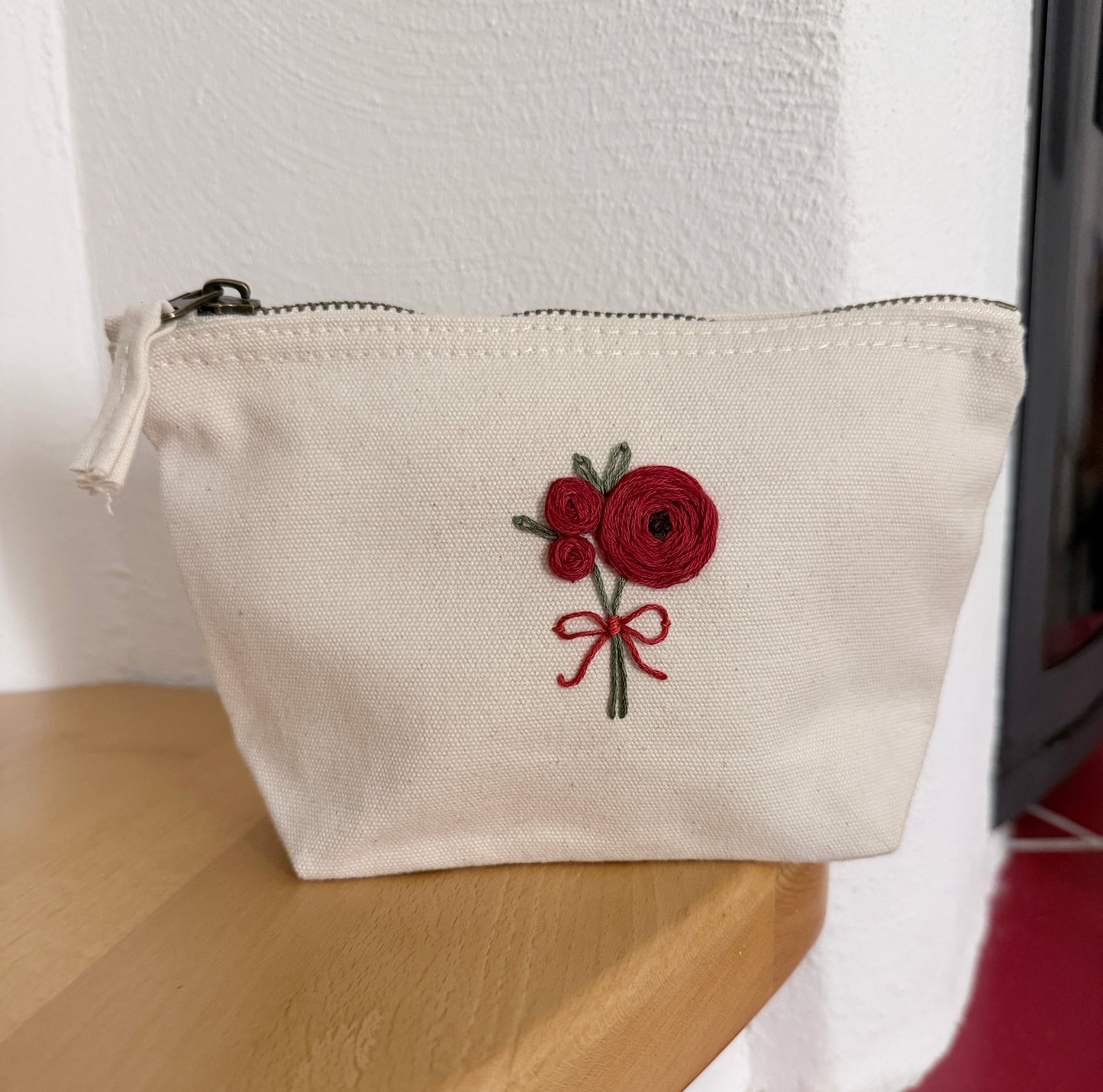 Handgestickte Kosmetiktasche S mit Rosen Schleife Unikat Geschenk rot rosa blau Top