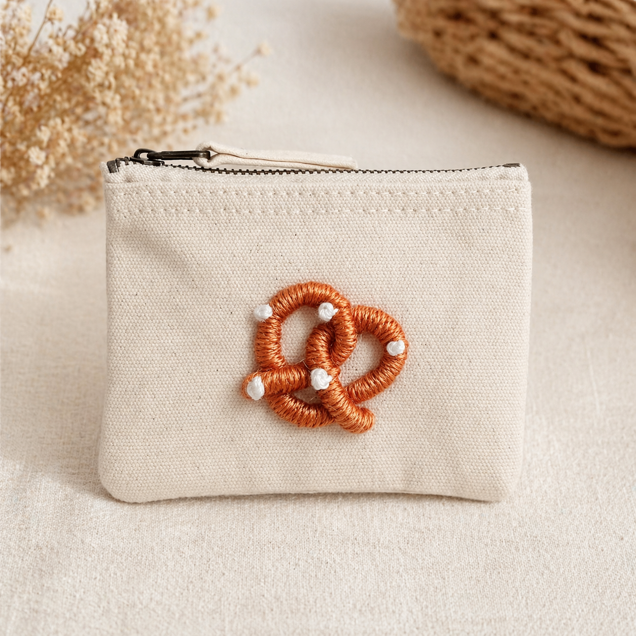 beige Handbestickte Geldbörse mit Brezel – Baumwolle Münztasche Geldbeutel
