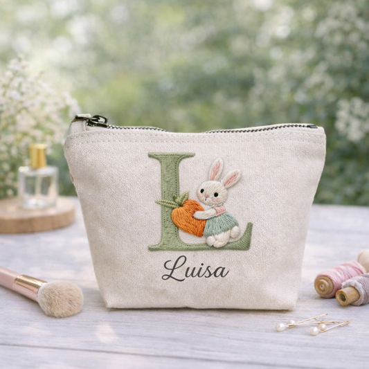 Handgestickte Kosmetiktasche S mit Hase und Initial A–Z Name Unikat Ostern Geschenk