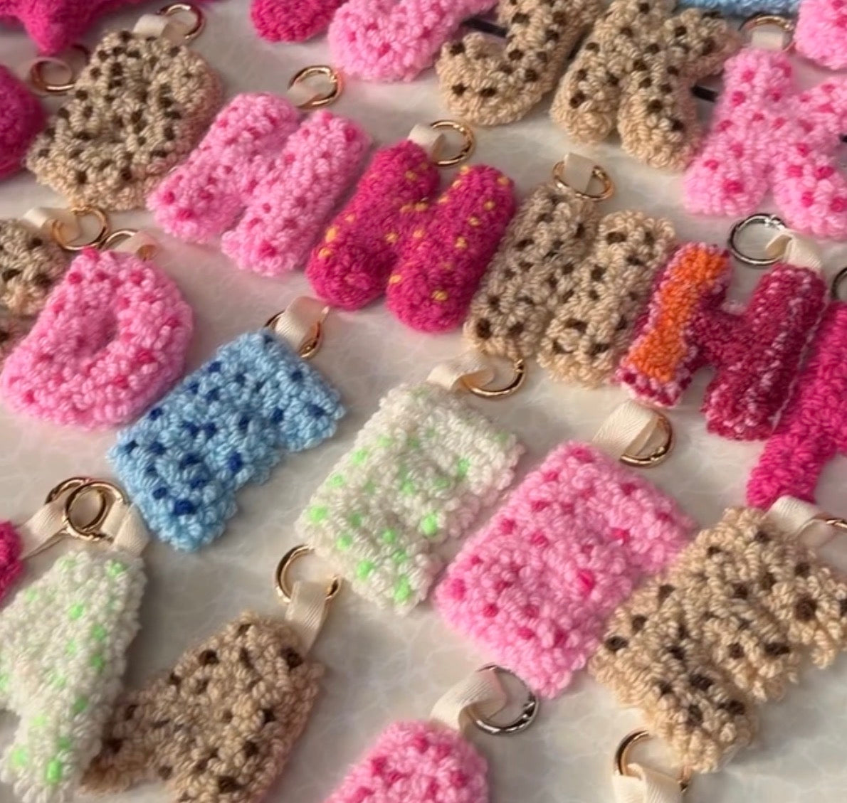 Pink Personalisierter Schlüsselanhänger Buchstabe Initiale Handmade Punch Needle Geschenk Freundin
