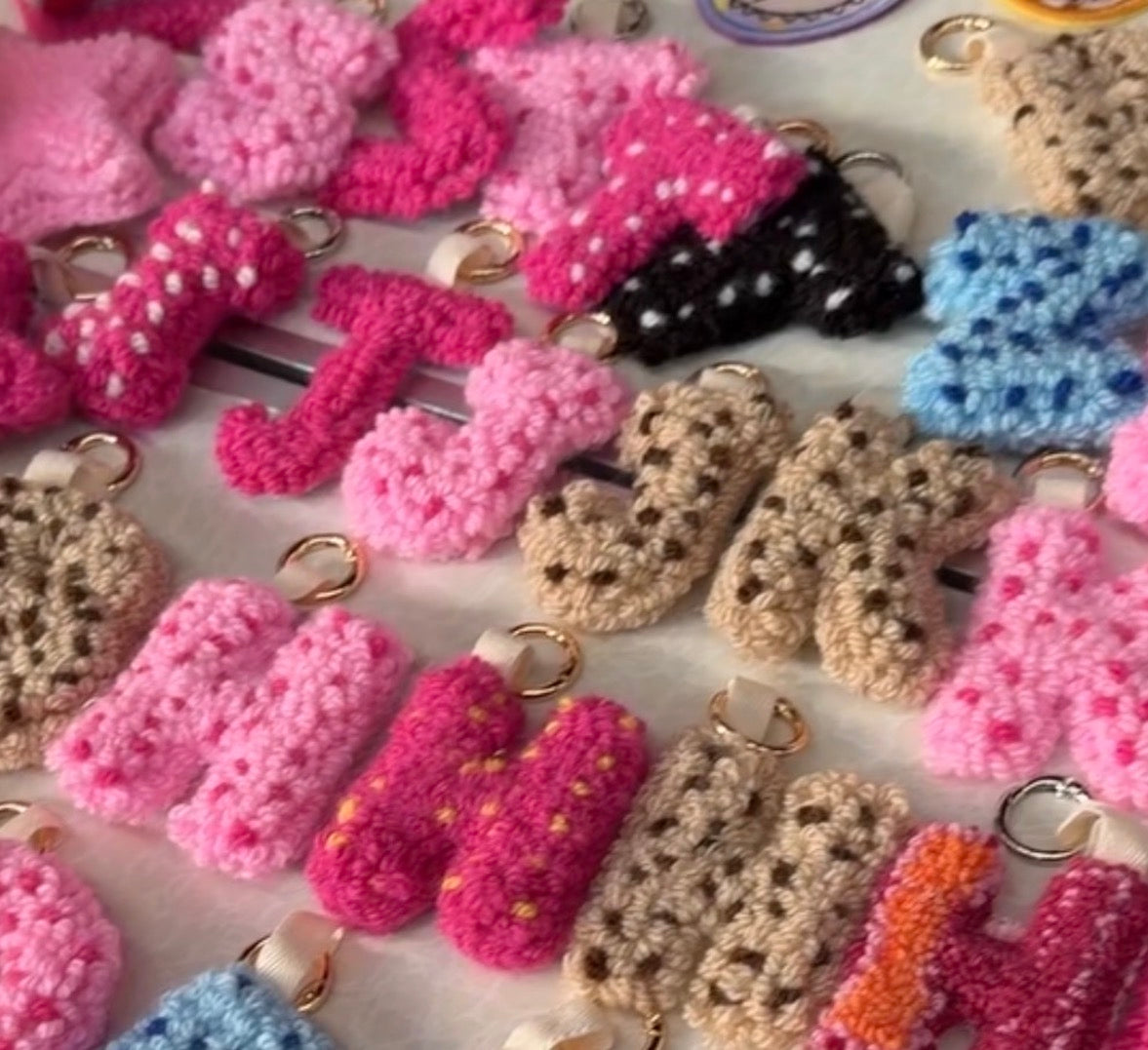 Pink Personalisierter Schlüsselanhänger Buchstabe Initiale Handmade Punch Needle Geschenk Freundin