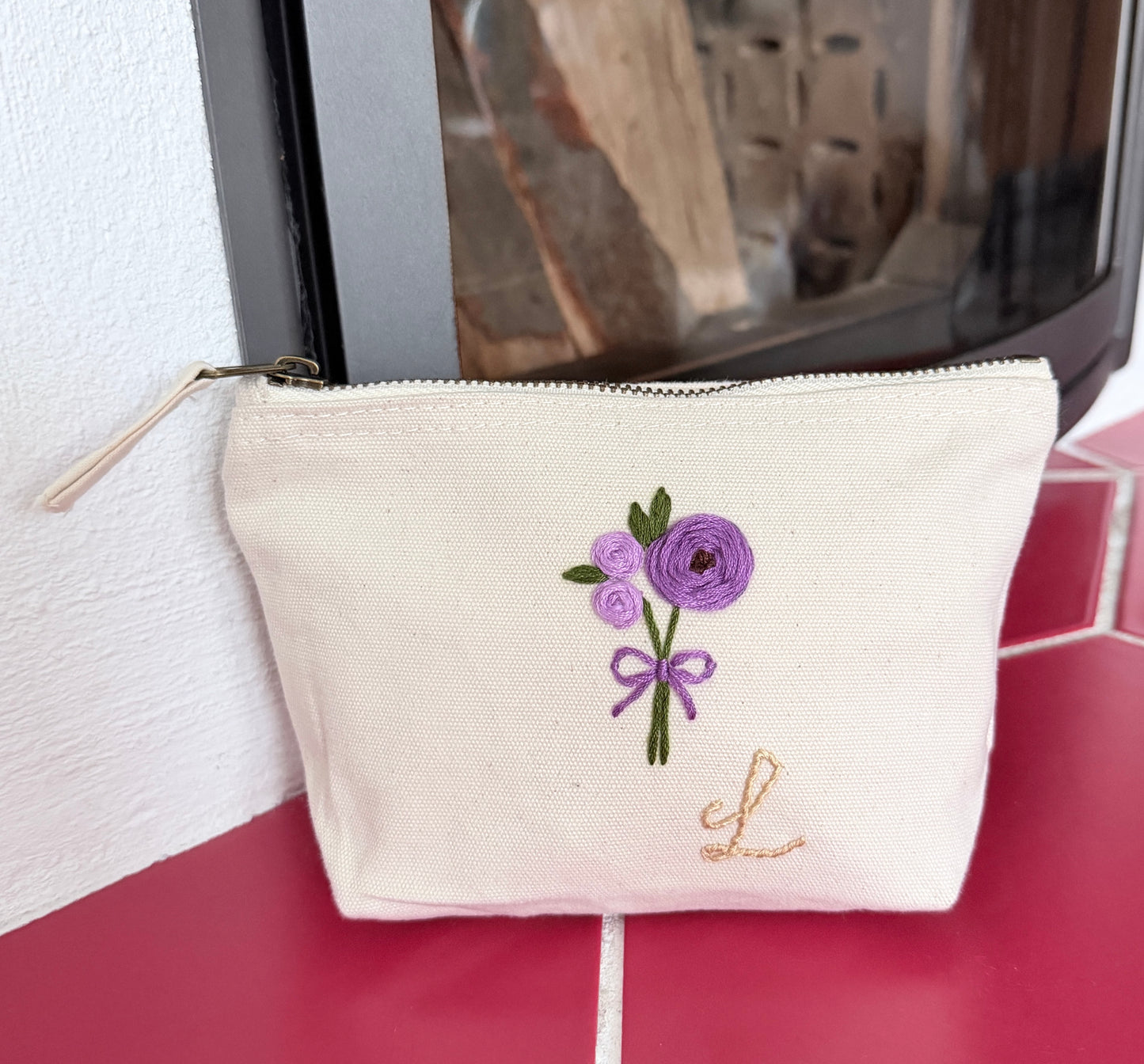 lila Handgestickte Kosmetiktasche S mit Rosen Schleife und Initial A–Z Unikat Geschenk