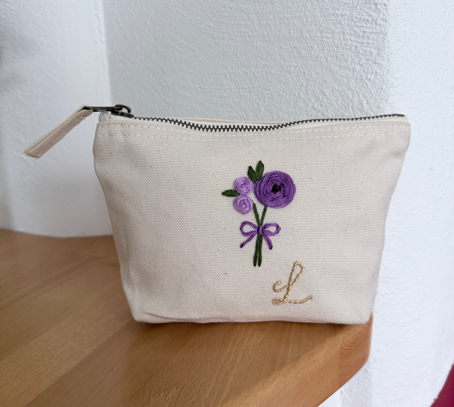 lila Handgestickte Kosmetiktasche S mit Rosen Schleife und Initial A–Z Unikat Geschenk