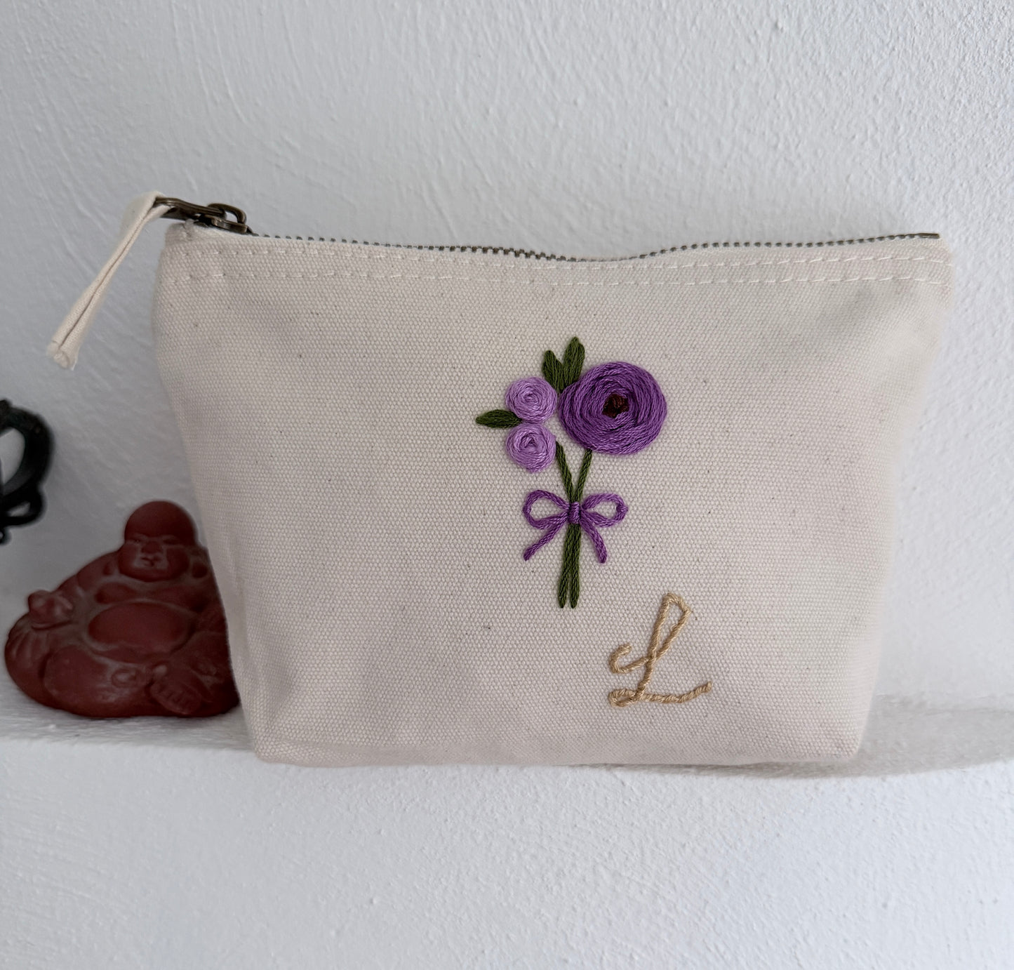lila Handgestickte Kosmetiktasche S mit Rosen Schleife und Initial A–Z Unikat Geschenk