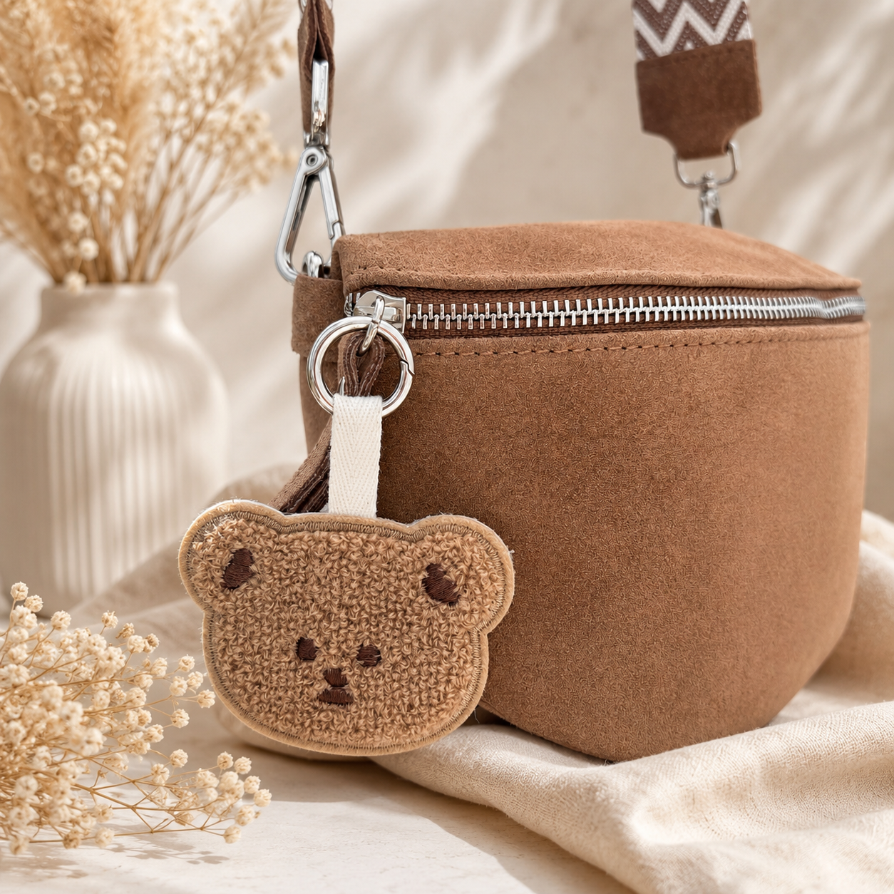 Chenille Teddy Schlüsselanhänger – Flauschiger Bär Taschenanhänger – Doppelseitig & handgefertigt in Deutschland – Gold oder Silber