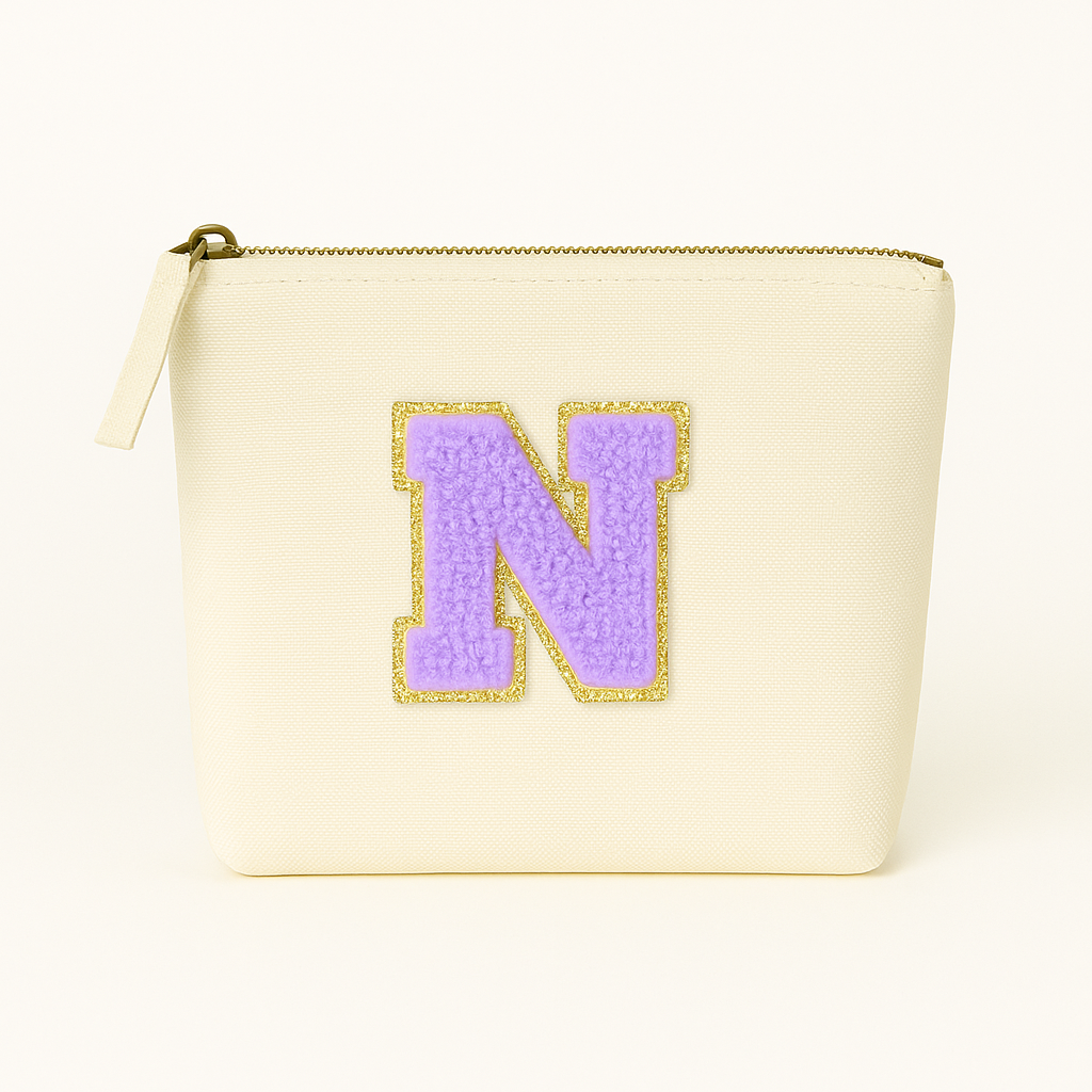 Kosmetiktasche S Beige • DIY Initiale Lila A–Z zum Kleben • Reise & Geschenkidee