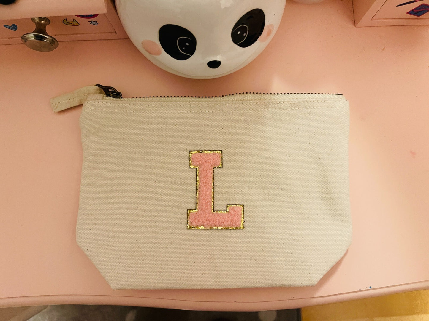 Kosmetiktasche S Beige • DIY Initiale Rosa A–Z zum Kleben • Reise & Geschenkidee