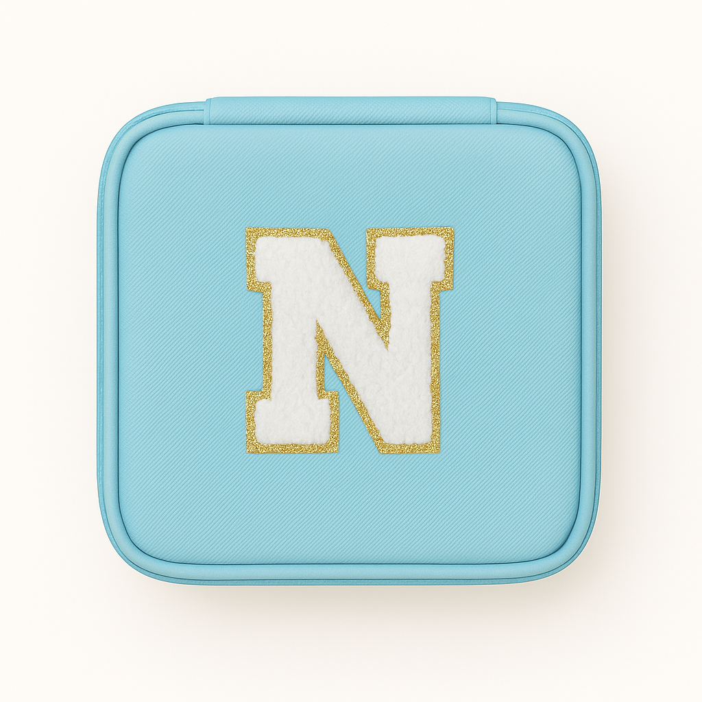 Personalisierbare Schmuckbox Himmelblau – Buchstabe A–Z Weiß Gold – DIY Reise