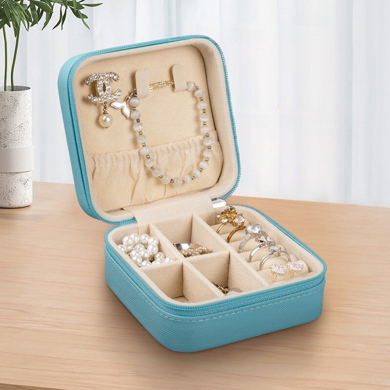 Personalisierbare Schmuckbox Himmelblau – Buchstabe A–Z Weiß Gold – DIY Reise