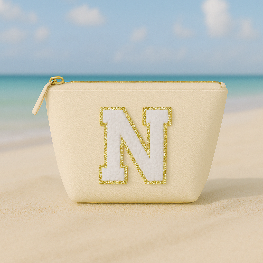 Kosmetiktasche S Beige • DIY Initiale Weiß A–Z zum Kleben • Reise & Geschenkidee