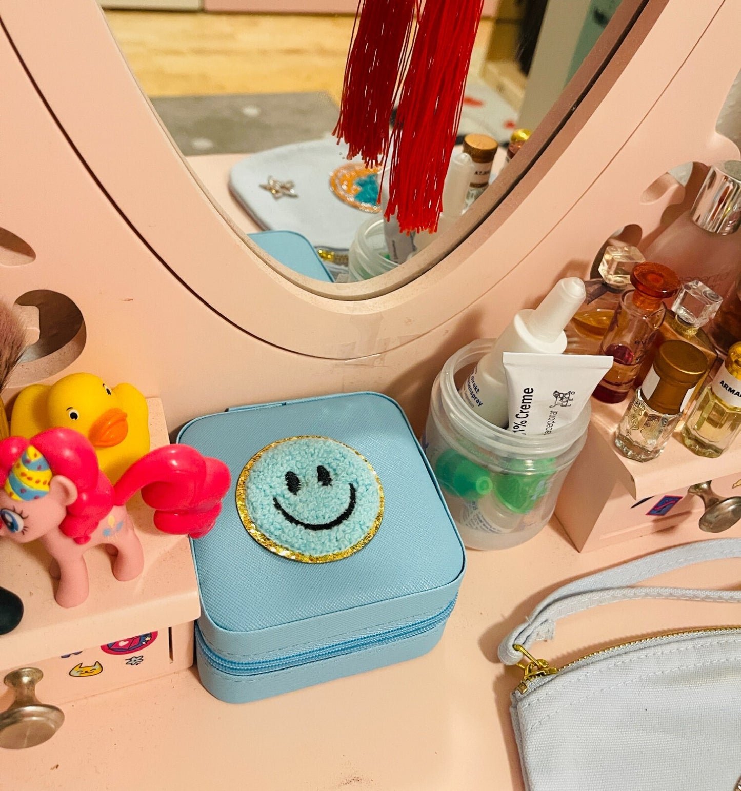 Personalisierbare Schmuckbox Himmelblau – Buchstabe A–Z Weiß Gold – DIY Reise