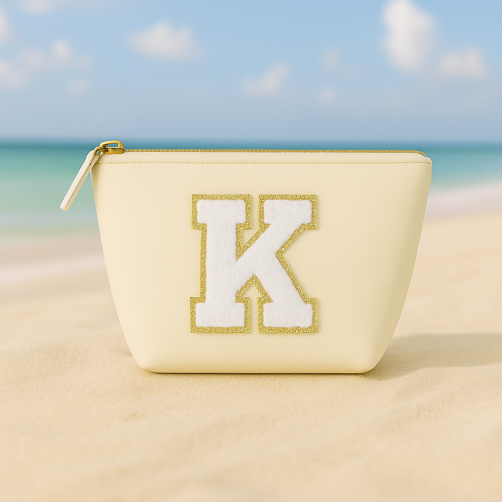 Kosmetiktasche S Beige • DIY Initiale Weiß A–Z zum Kleben • Reise & Geschenkidee