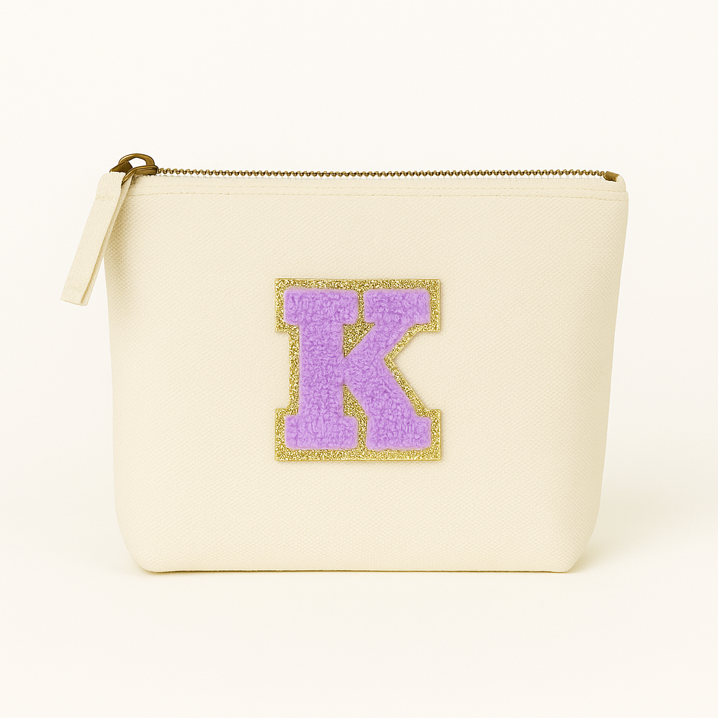 Kosmetiktasche S Beige • DIY Initiale Lila A–Z zum Kleben • Reise & Geschenkidee