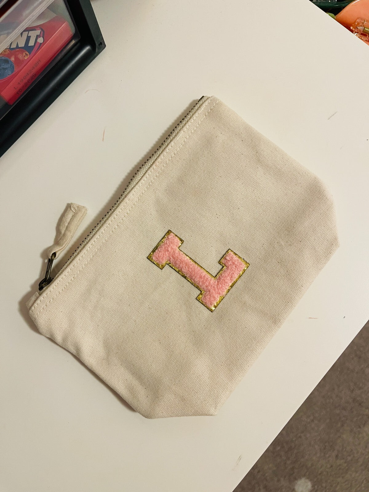 Kosmetiktasche S Beige • DIY Initiale Rosa A–Z zum Kleben • Reise & Geschenkidee