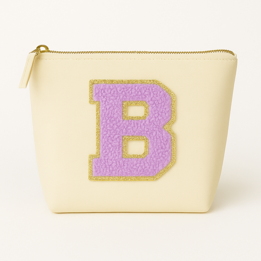 Kosmetiktasche S Beige • DIY Initiale Lila A–Z zum Kleben • Reise & Geschenkidee