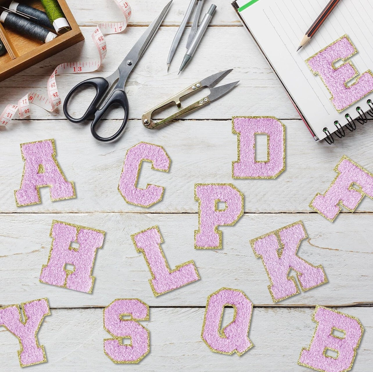 Kosmetiktasche S Beige • DIY Initiale Lila A–Z zum Kleben • Reise & Geschenkidee