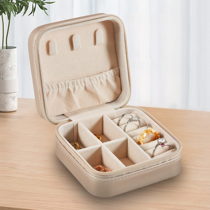 Schmuckbox Gold PU • DIY Initiale Weiß A–Z zum Kleben • Reise & Geschenkidee