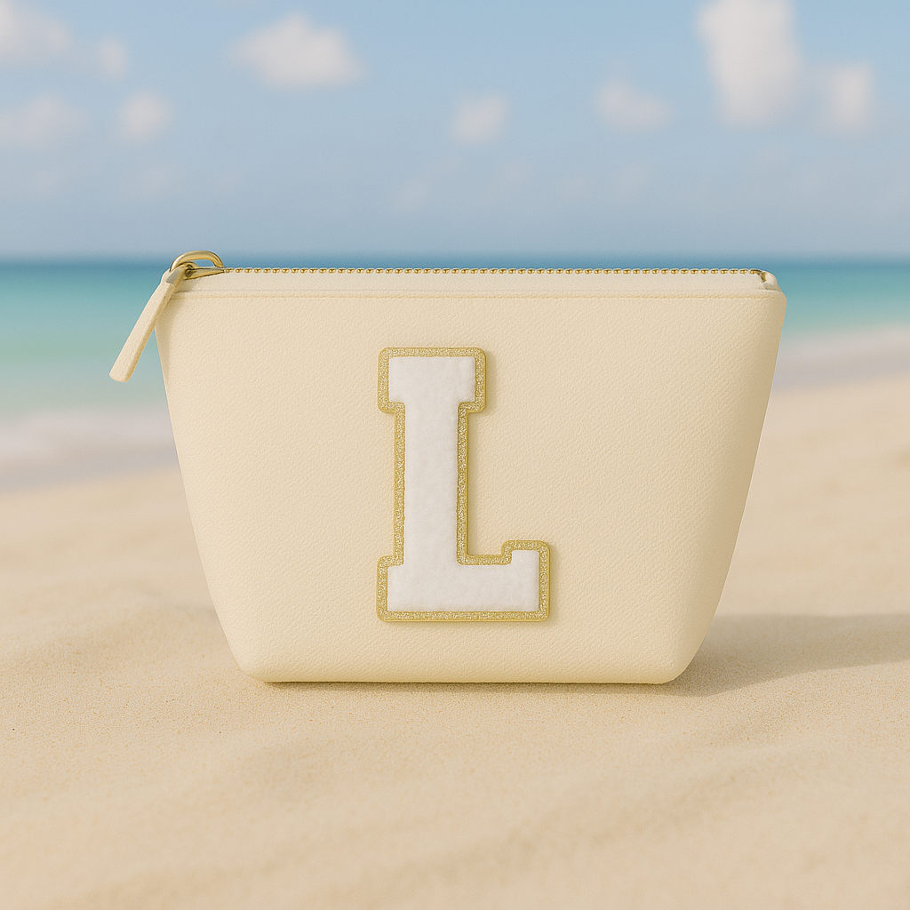 Kosmetiktasche S Beige • DIY Initiale Weiß A–Z zum Kleben • Reise & Geschenkidee