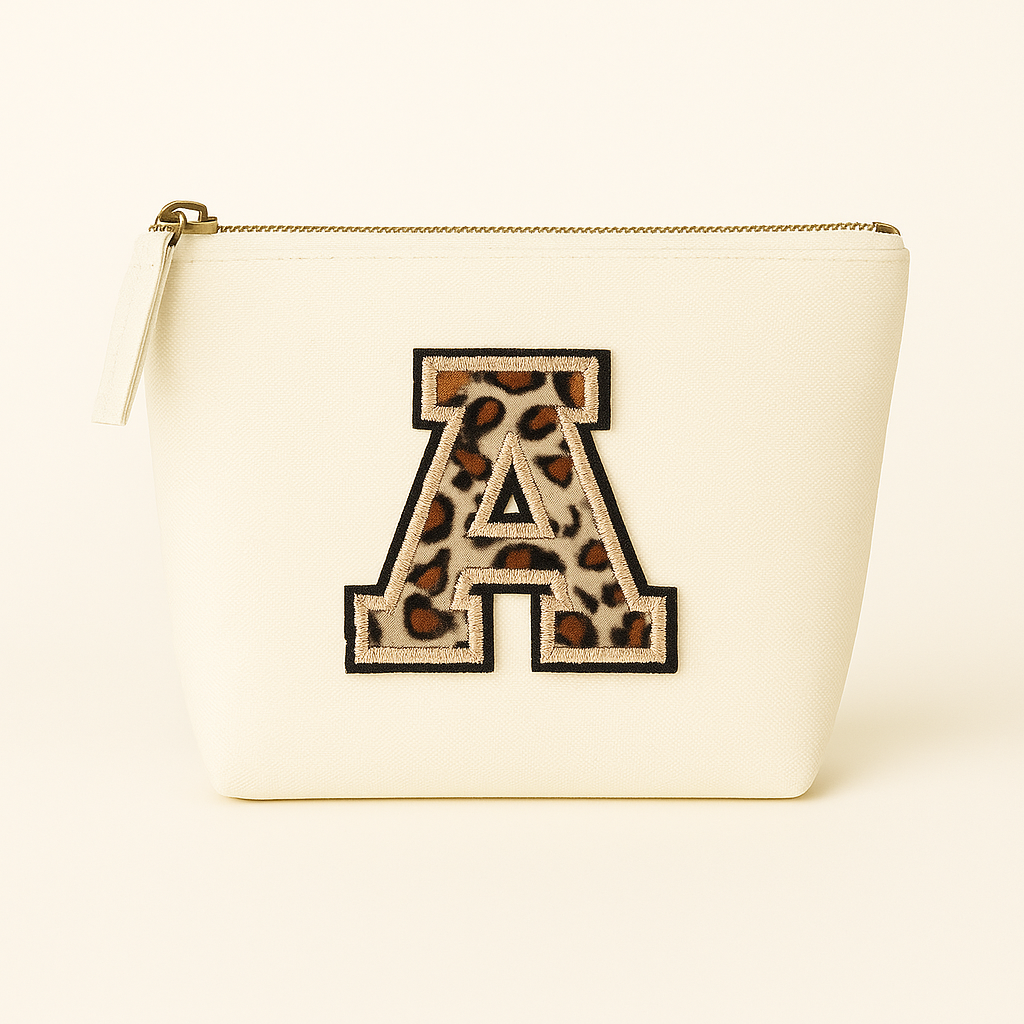 Kosmetiktasche S Beige • DIY Initiale Leo A–Z zum Aufbügeln • Geschenkidee