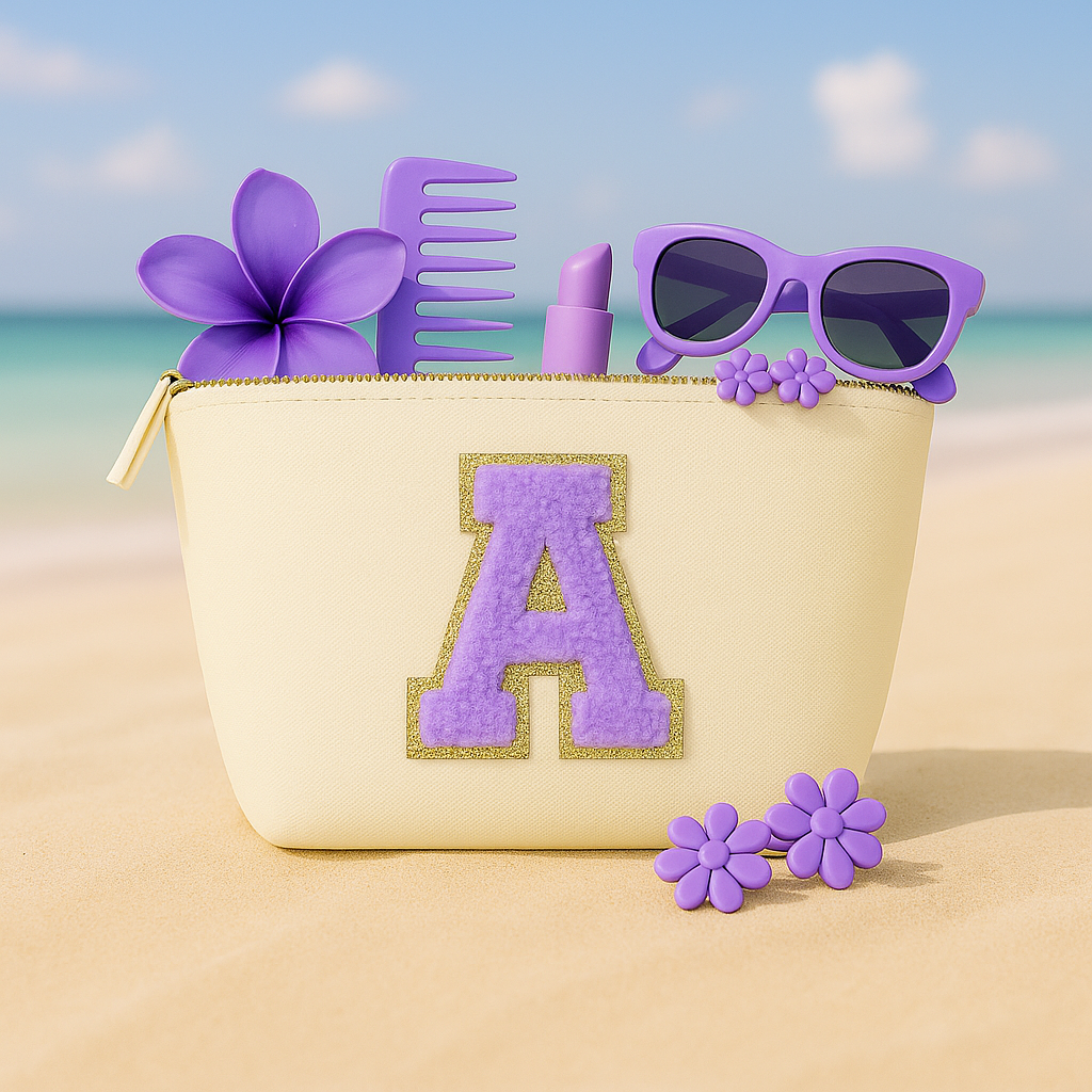 Kosmetiktasche S Beige • DIY Initiale Lila A–Z zum Kleben • Reise & Geschenkidee