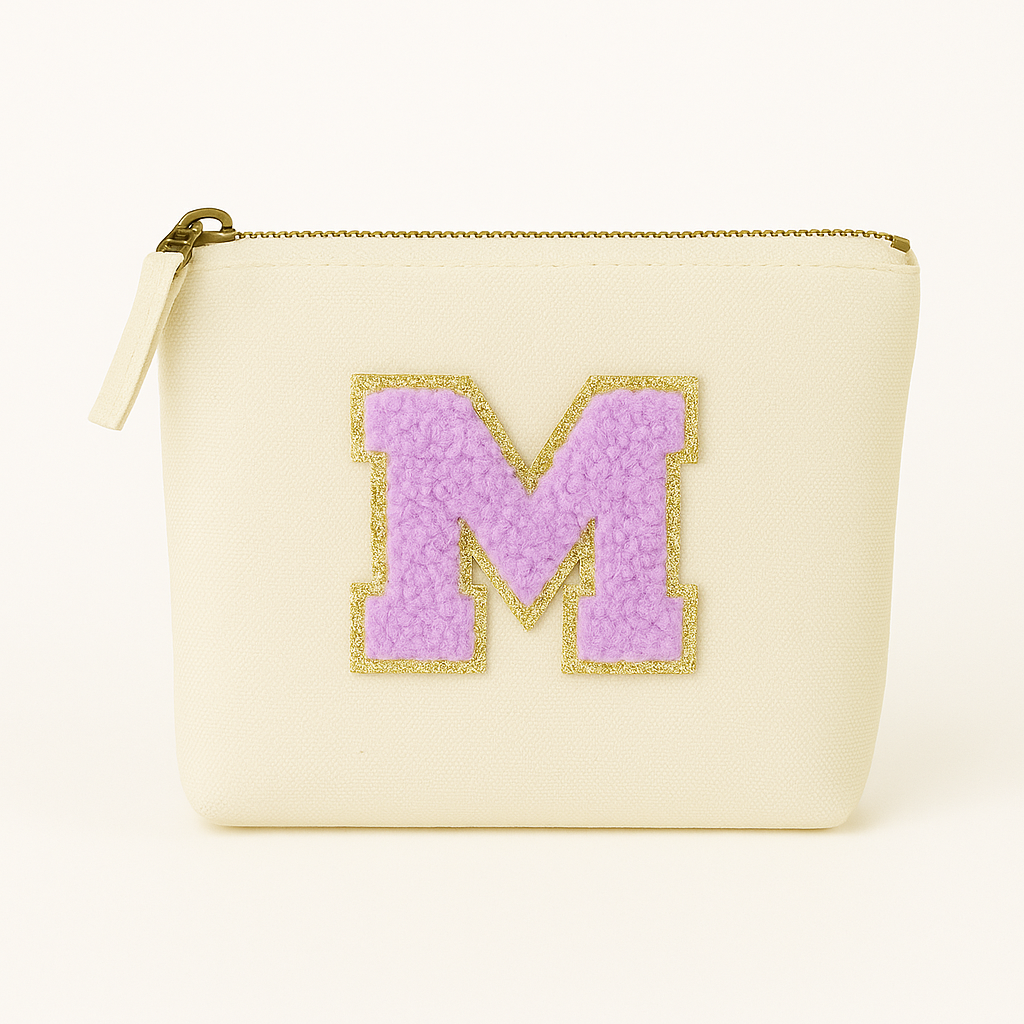 Kosmetiktasche S Beige • DIY Initiale Lila A–Z zum Kleben • Reise & Geschenkidee