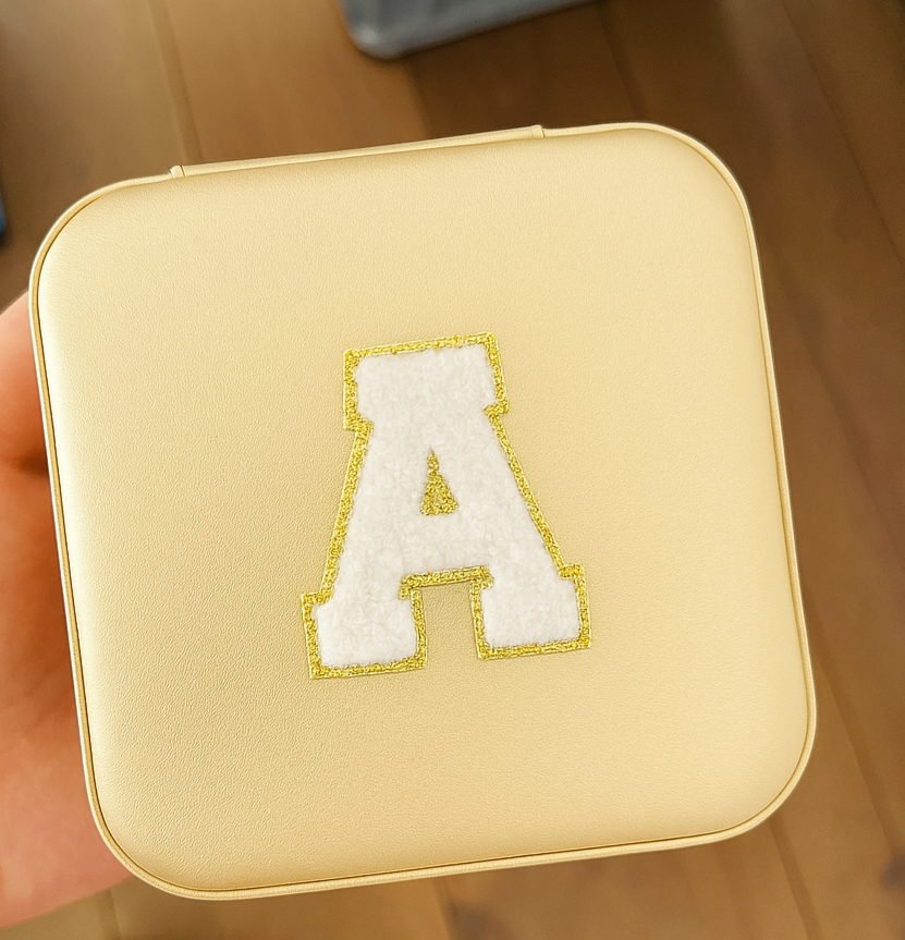 Schmuckbox Gold PU • DIY Initiale Weiß A–Z zum Kleben • Reise & Geschenkidee