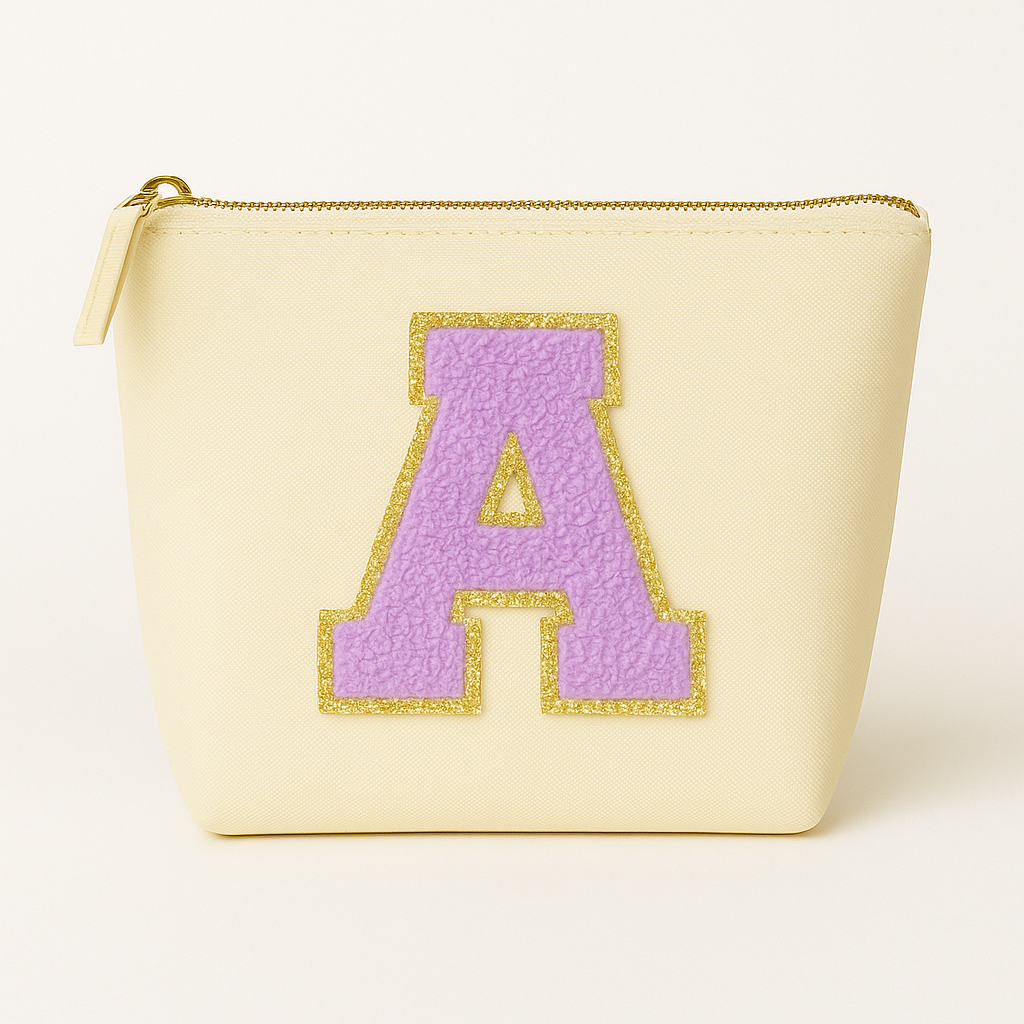 Kosmetiktasche S Beige • DIY Initiale Lila A–Z zum Kleben • Reise & Geschenkidee