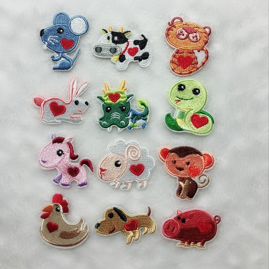 Glückstier Patches – 12 Tierzeichen mit rotem Herz – Aufnäher für DIY & Geschenk