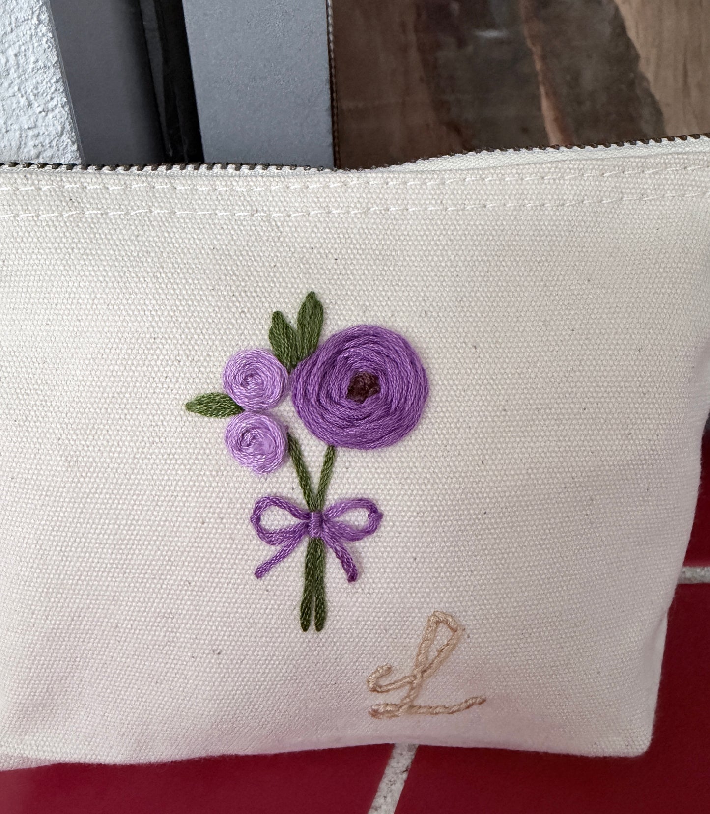 lila Handgestickte Kosmetiktasche S mit Rosen Schleife und Initial A–Z Unikat Geschenk