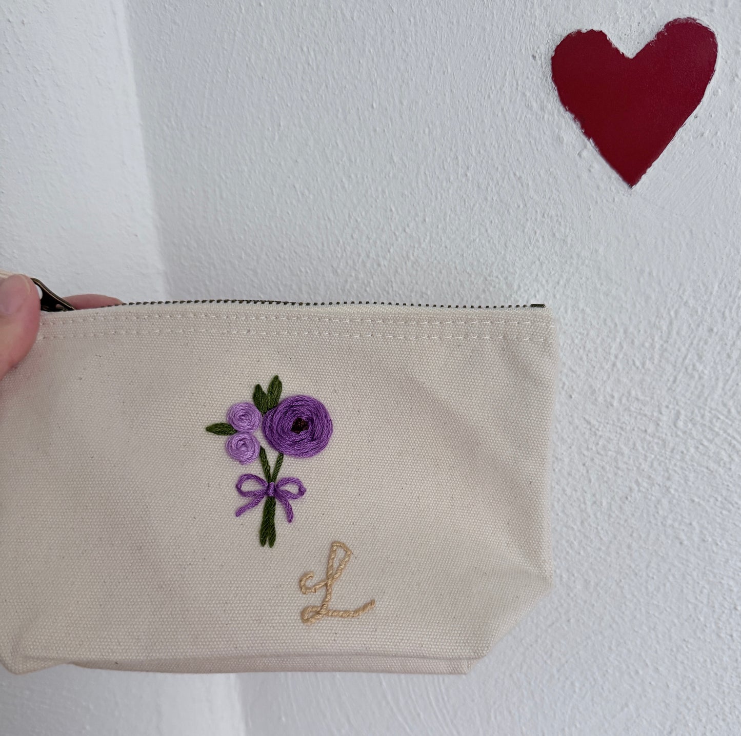lila Handgestickte Kosmetiktasche S mit Rosen Schleife und Initial A–Z Unikat Geschenk