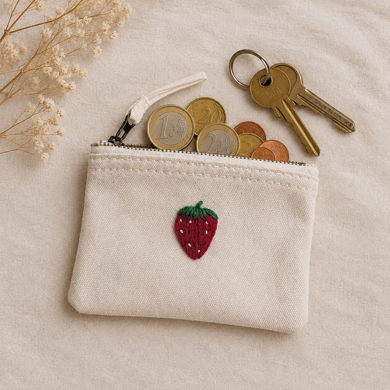 beige Handbestickte Geldbörse mit Erdbeeren – Baumwolle Münztasche Geldbeutel