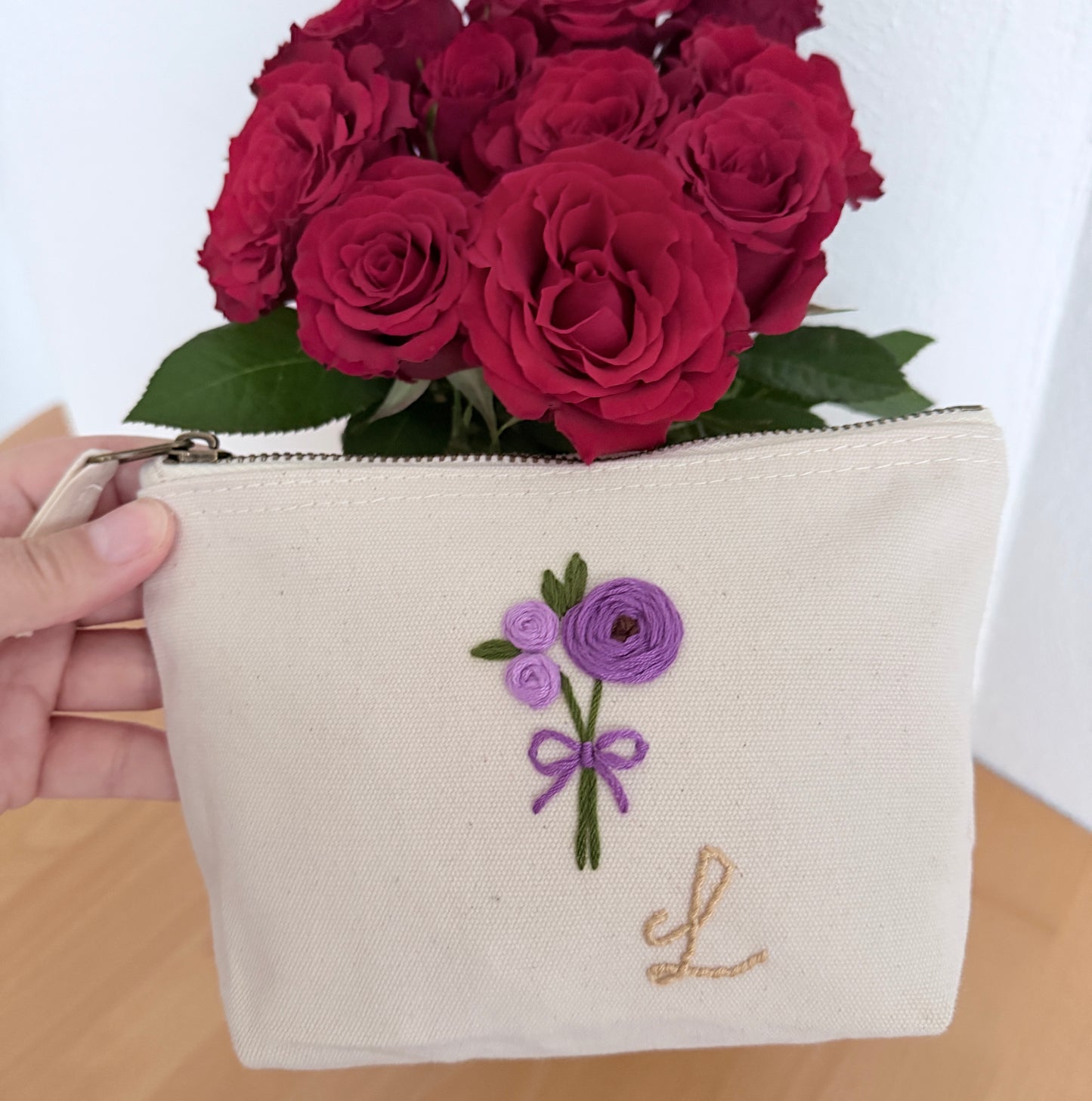 lila Handgestickte Kosmetiktasche S mit Rosen Schleife und Initial A–Z Unikat Geschenk