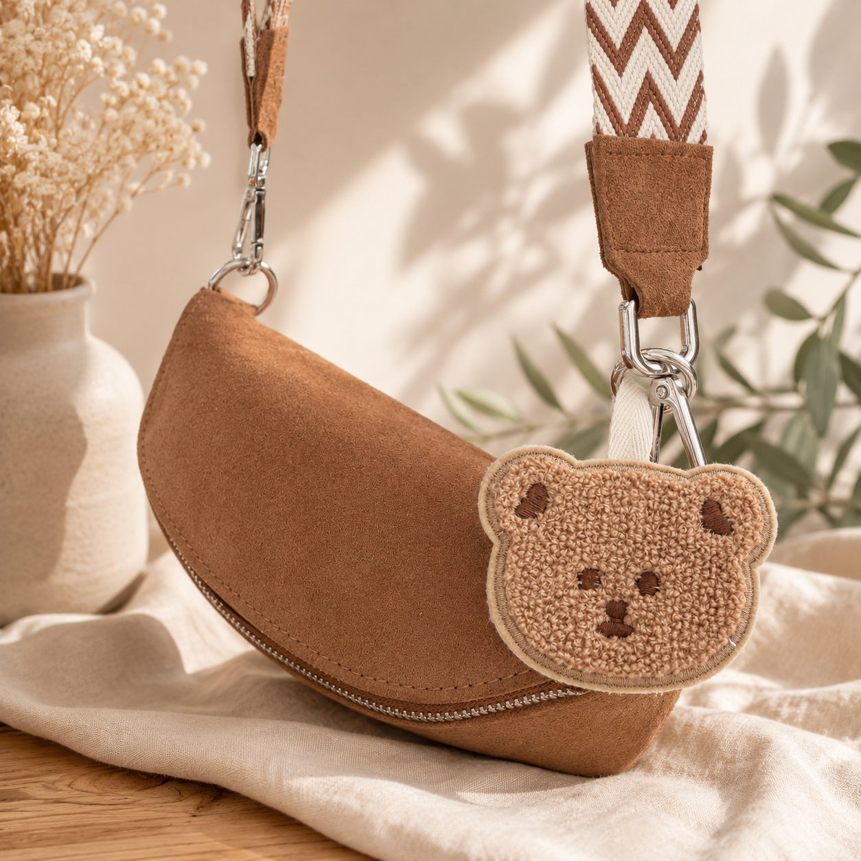 Chenille Teddy Schlüsselanhänger – Flauschiger Bär Taschenanhänger – Doppelseitig & handgefertigt in Deutschland – Gold oder Silber