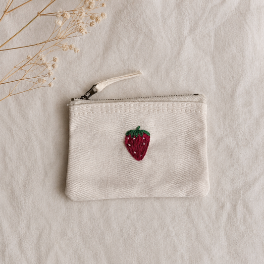 beige Handbestickte Geldbörse mit Erdbeeren – Baumwolle Münztasche Geldbeutel