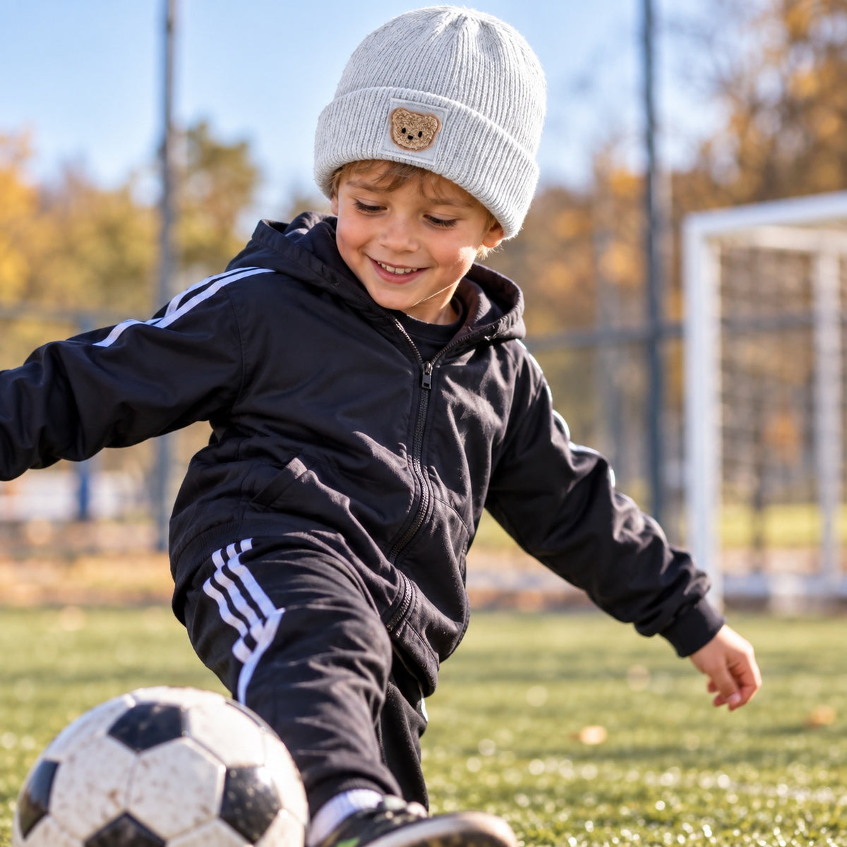 Kinder Beanie mit Teddy Bär Patch – Nachhaltige warme Mütze, handveredelt, Rosa & Grau