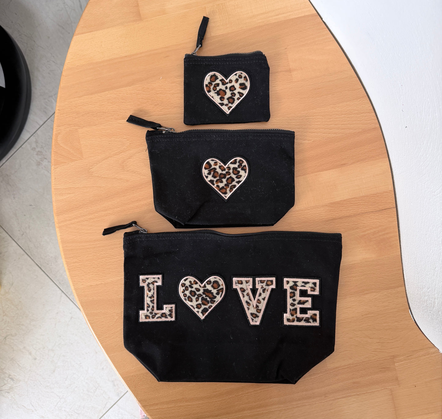 Schwarze Canvas Tasche mit Leo Herz – XS S M L Set | Premium Geschenk für Frauen