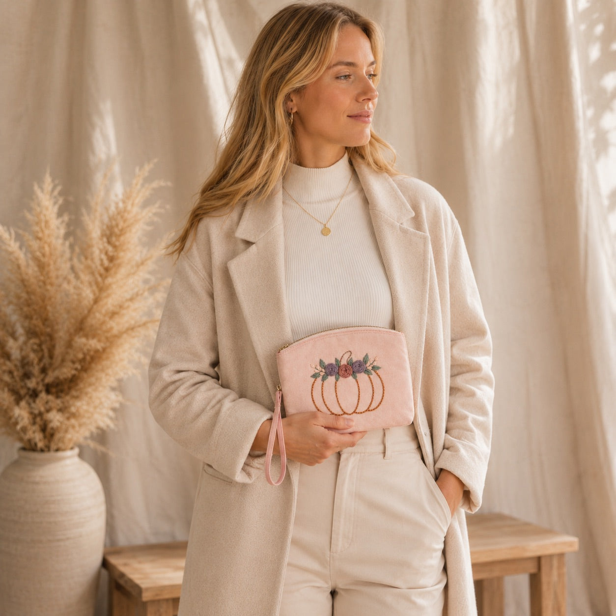 Damen Clutch Schwarz handbestickt – Kürbis mit Blumen – Handgelenktasche Kosmetiktasche Abendtasche Handmade Geschenkidee