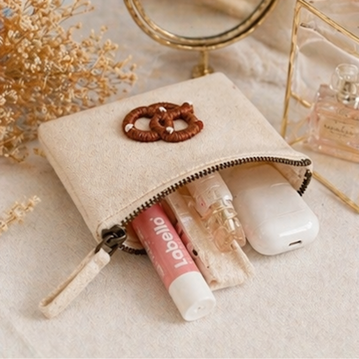 beige Handbestickte Geldbörse mit Brezel – Baumwolle Münztasche Geldbeutel