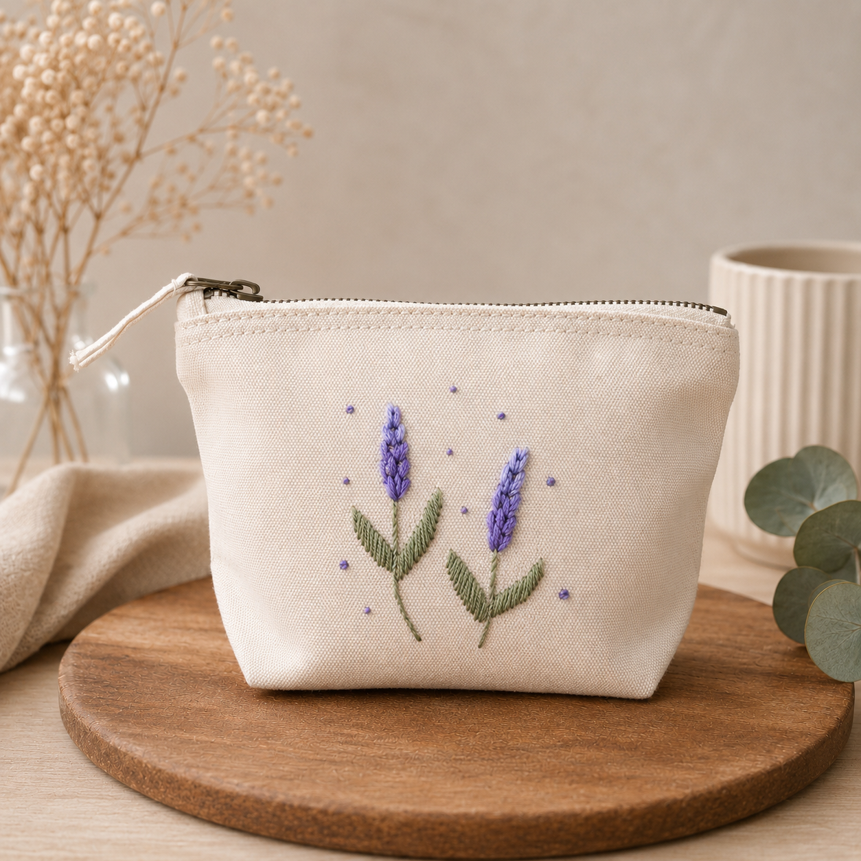Handbestickte Canvas Kosmetiktasche Damen – Lavendel & Hummel Stickerei – Hochwertige Schminktasche aus Baumwolle mit Reißverschluss – Kulturbeutel Reise Organizer – Handmade Geschenk für Frauen