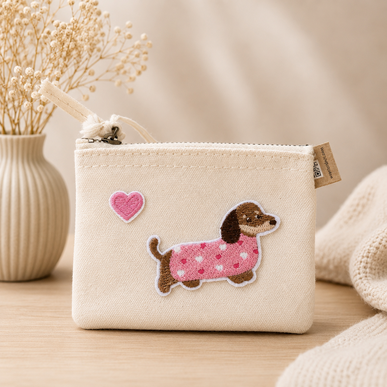 Baumwoll-Geldbörse mit niedlicher Dackel-Stickerei – Beige | XS Kosmetiktasche mit Metall-Reißverschluss | Mini Portemonnaie für Karten, Münzen & Kosmetik | Geschenk für Dackel-Liebhaber