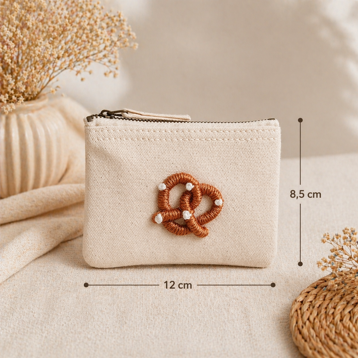 beige Handbestickte Geldbörse mit Brezel – Baumwolle Münztasche Geldbeutel