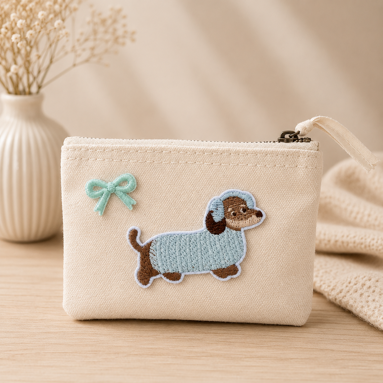 Baumwoll-Geldbörse mit niedlicher Dackel-Stickerei – Beige | XS Kosmetiktasche mit Metall-Reißverschluss | Mini Portemonnaie für Karten, Münzen & Kosmetik | Geschenk für Dackel-Liebhaber