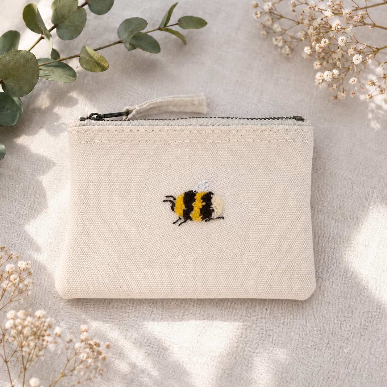 Handbestickte Canvas Kosmetiktasche Damen – Lavendel & Hummel Stickerei – Hochwertige Schminktasche aus Baumwolle mit Reißverschluss – Kulturbeutel Reise Organizer – Handmade Geschenk für Frauen